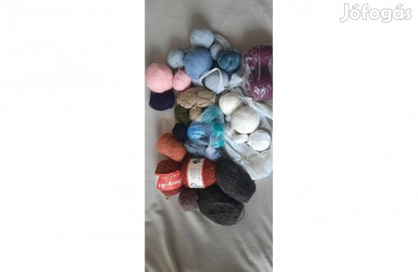 Többféle fonal - kézi és gépi, kötőtű, horgolótű hagyatékból