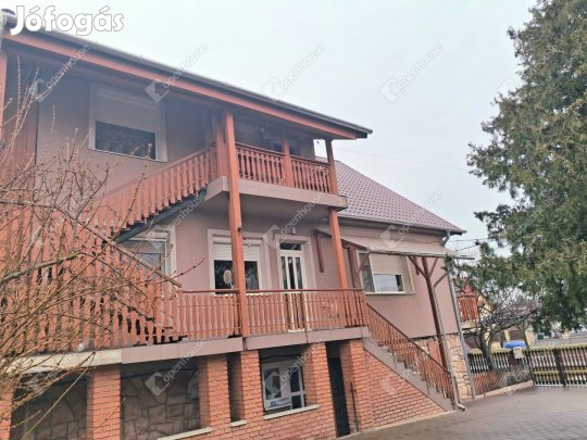 Többféle hasznosítási lehetőséggel családi ház eladó Banán !