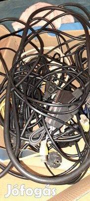 Többféle kábel. Leírásban részeltek
