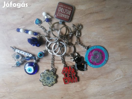 Többféle kulcstartó egyben eladó!
