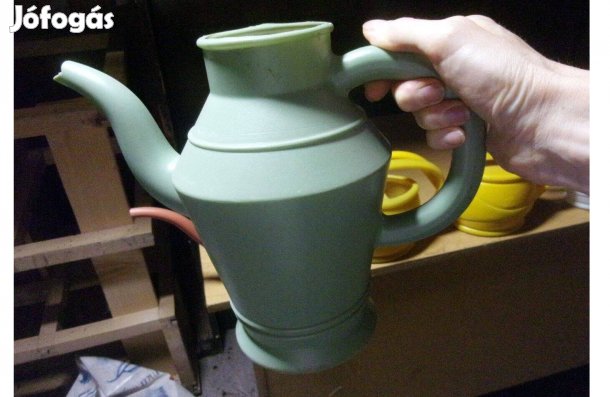 Többféle locsolókanna Újpest központ közelében locsoló kanna