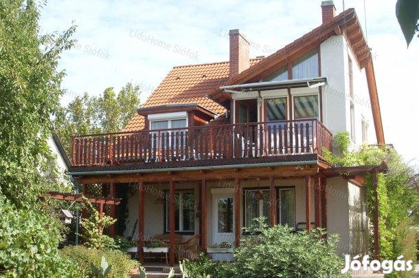 Többgenerációs lakóház az üdülőövezetben eladó!