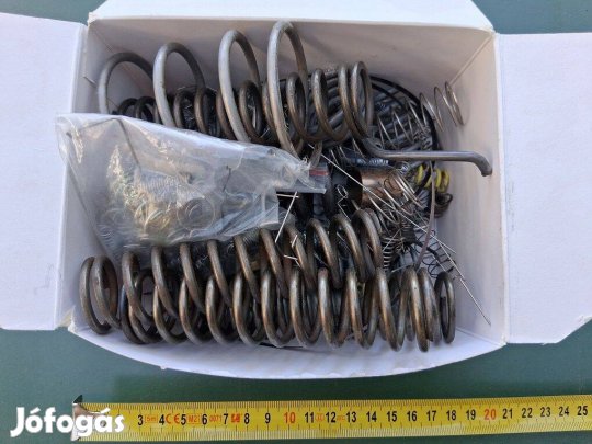 Többszáz rugó acélrugó