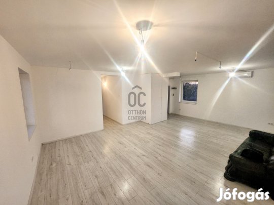 Tócóliget szélén, aszfaltos utcában, saját 60 m2-es kerttel eladó egy