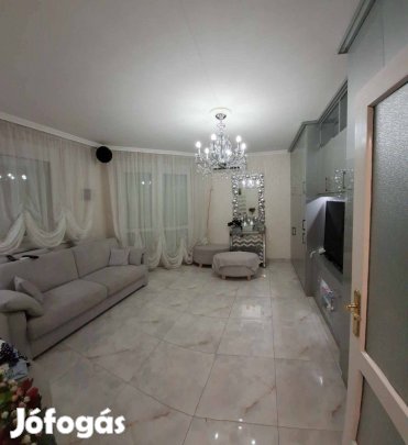 Tócóvölgyben 46 nm-es lakás teljes bútorzattal, csillárokkal eladó!