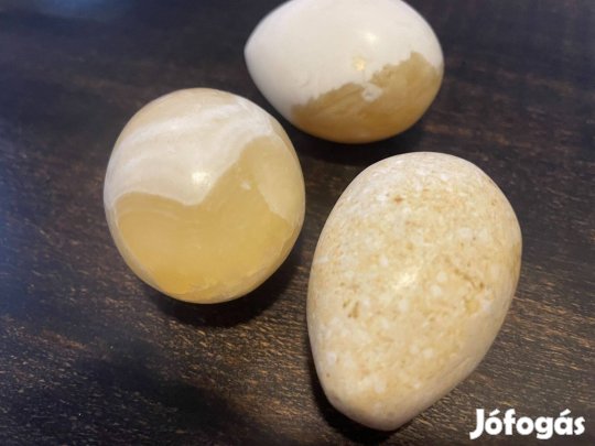 Tojásfigurák gránitból egy kicsi sérüléssel csütörtökén még elvihetők