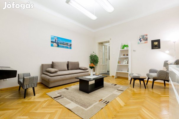 Tökéletes lokáció, felújított 3 szobás polgári téglalakás