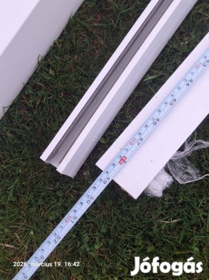 Tökéletes redőny eladó! 140 cm széles. Gurtni és redőnyláb. Komplett