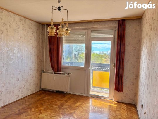 Toldi utcán liftes 4. emeleti 2 szobás erkélyes lakás eladó