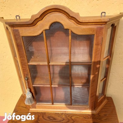 Tölgy fali üveges vitrin.