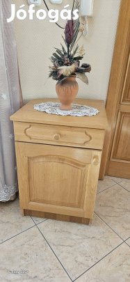 Tölgy frontú kisebb szekrény eladó Hajdúnánáson.
