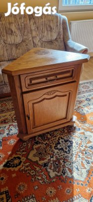 Tölgy furnér sarokszekrény fókos és ajtós