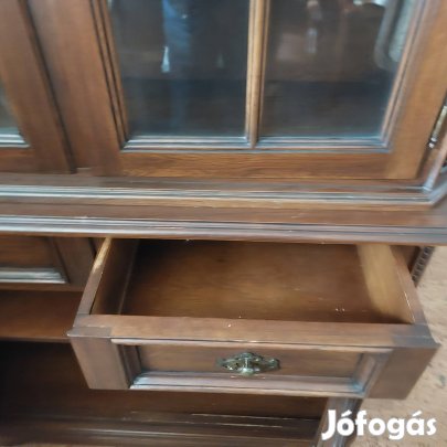 Tölgy tálaló szekrény.
