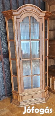 Tölgy vitrines szekrény belső világítással