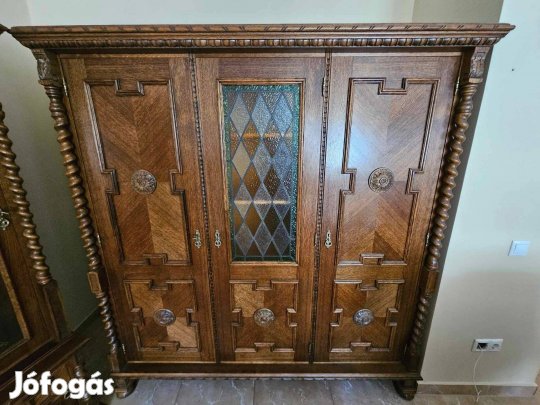 Tölgyfából készült antikszekrény
