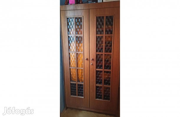 Tölgyfurnérozott, üvegbetétes ruhásszekrény