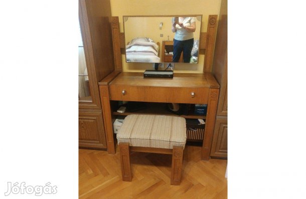 Tölgyfurnérozott fésülködő asztal, ülőkével és komóddal