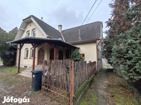 Tolna-Mözsön jó utcában nagy családi ház műhellyel eladó!