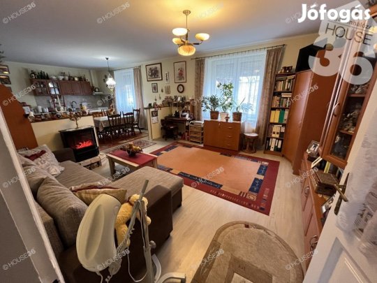 Tolna főutcáján eladó egy kétlakásos, felújított családi ház!