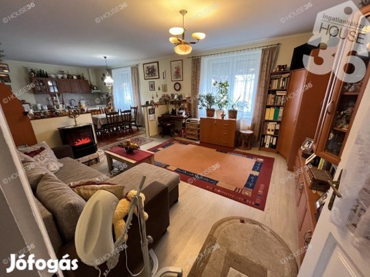 Tolna főutcáján eladó egy kétlakásos, felújított családi ház!