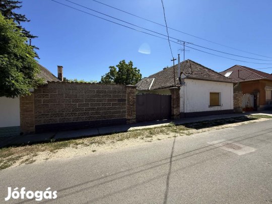 Tolnai eladó vegyesfalazatú családi ház