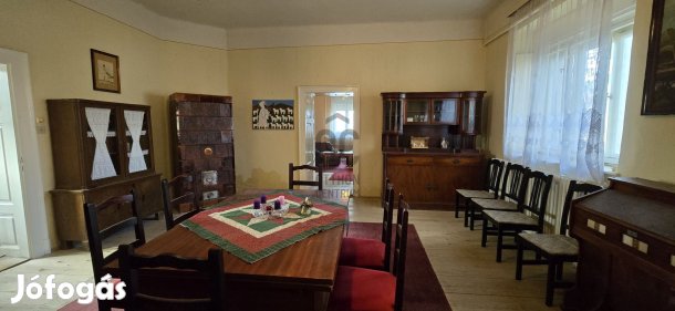 Tolnán 250 nm-es téglaépítésű családi ház nagy telekkel eladó.