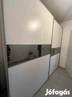 Tolóajtós gardrób szekrény