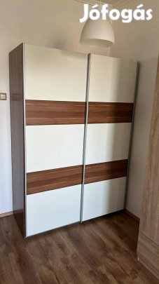 Tolóajtós gardrób szekrény, lapra szerelve