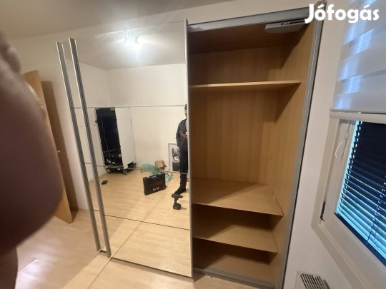 Tolóajtós gardróbszekrény