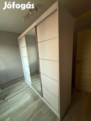 Tolóajtós gardróbszekrény