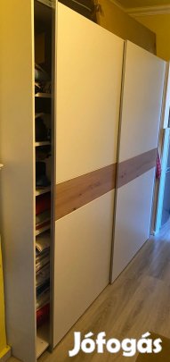 Tolóajtós gardróbszekrény