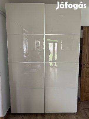 Tolóajtós szekrény