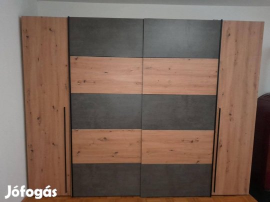 Tolóajtós szekrény