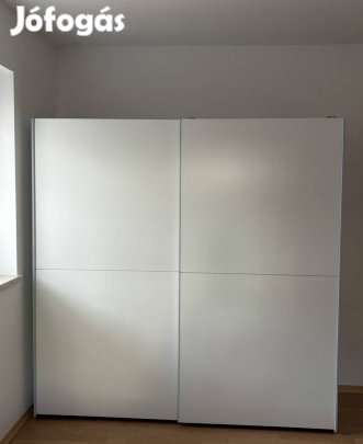 Tolóajtós szekrény