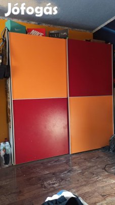 Tolóajtós szekrény 