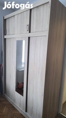 Tolóajtós szekrény
