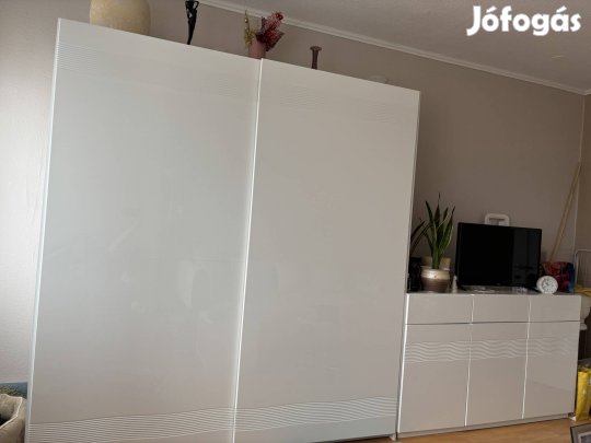 Tolóajtós szekrény komóddal.