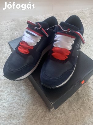 Tommy Hilfiger 40-es sötétkék cipő