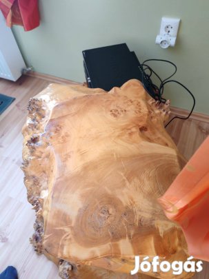 Tömör Csomoros nyárfából készült egyedi kivitelezésű asztal