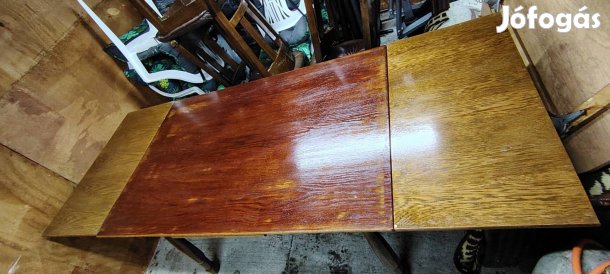 Tömör fa asztal négy bőrkárpítos székkel eladó! 