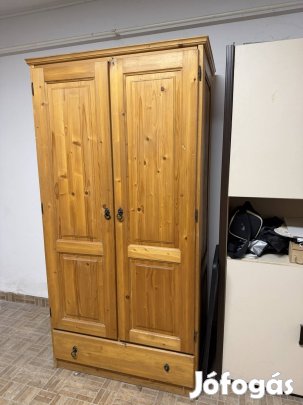 Tömör fa ruhásszekrény