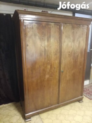 Tömör fa szekrény
