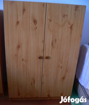 Tömör fenyőből készült szekrény