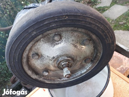 Tömör gumikerék 300 mm-es átmérővel,csapágyazva eladó !