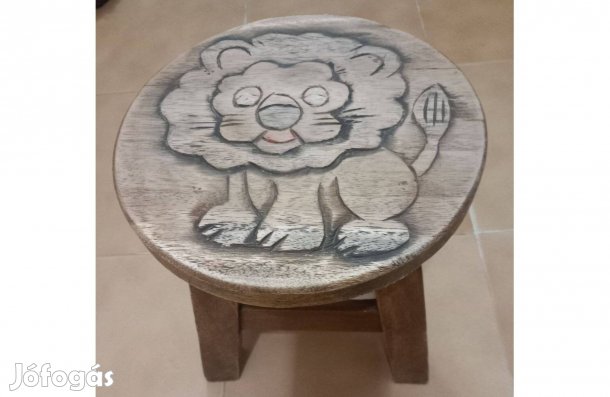Tömörfa gyerekszék oroszlános faragással