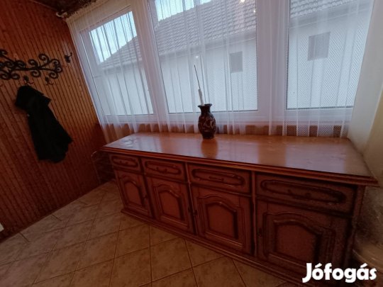 Tömörfa találó szekrény