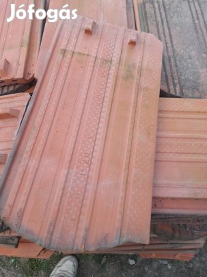 Tondach kékes cserép 1600db kitűnő állapotban elado.