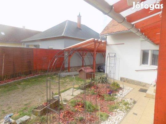 Toponáron eladó felújított családi ház