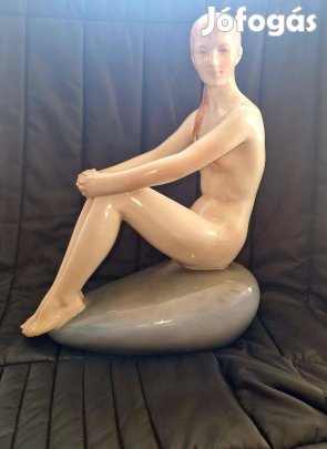 Török János tervezése Zsolnay 31cm