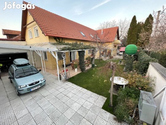 Törökbálint, Kossuth Lajos utca, 315 m2-es, 3 generációs, családi ház